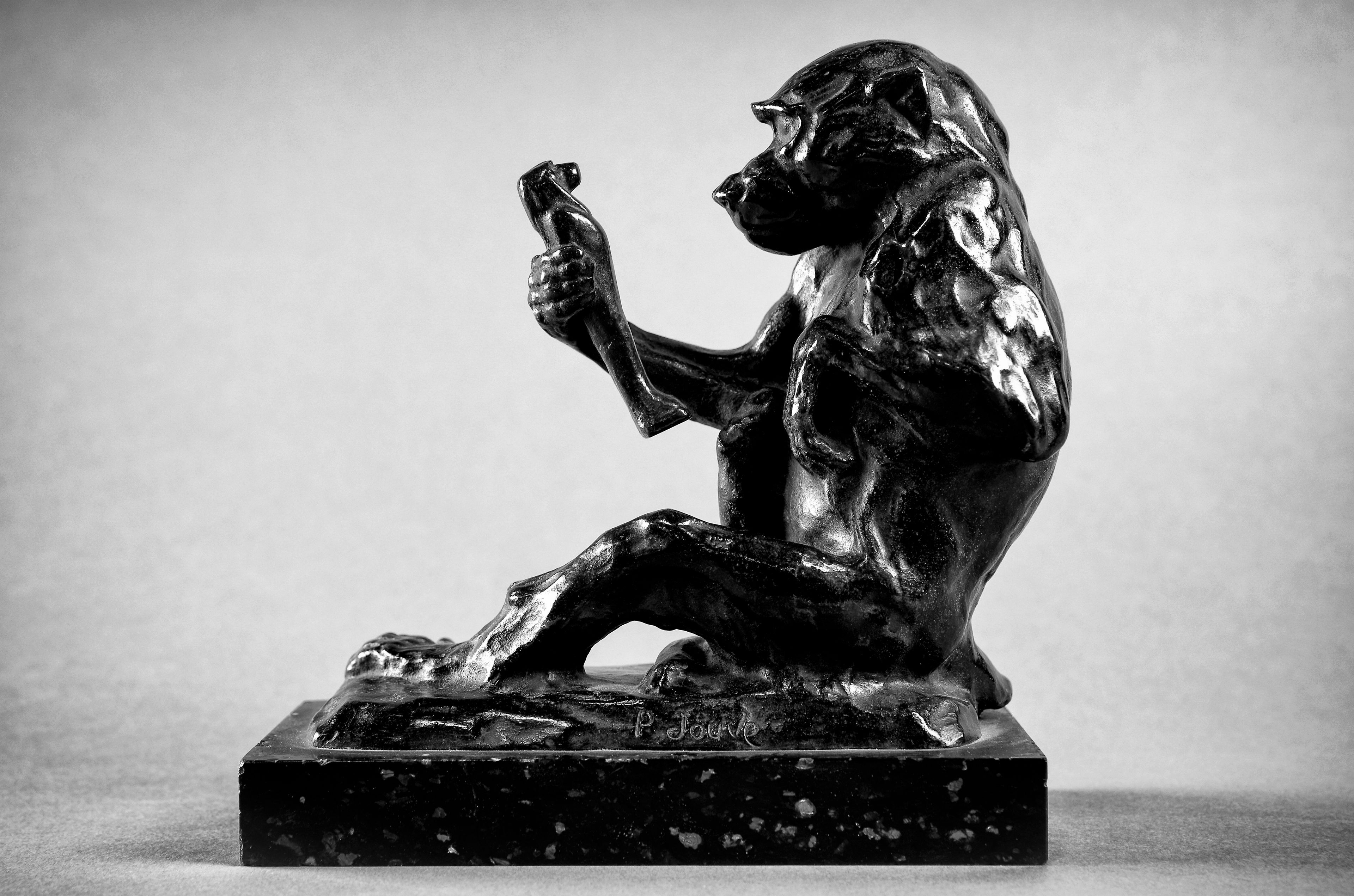 Singe à la statuette. C1906.
